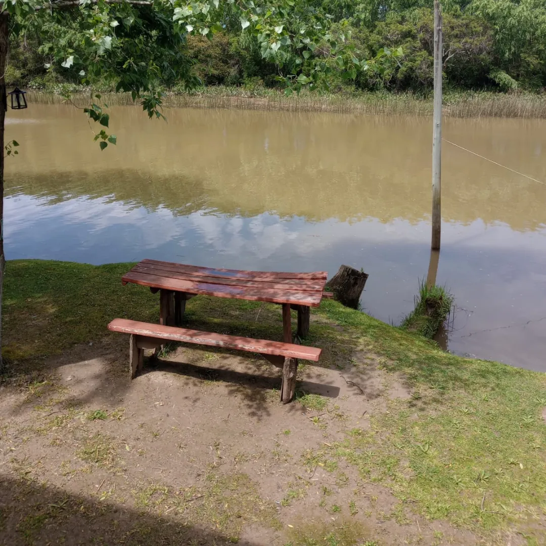 Mesa de descanso junto al arroyo