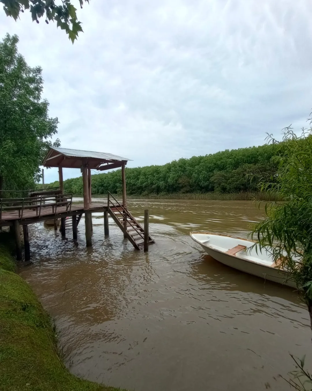 Muelle en invierno para pesca en el delta